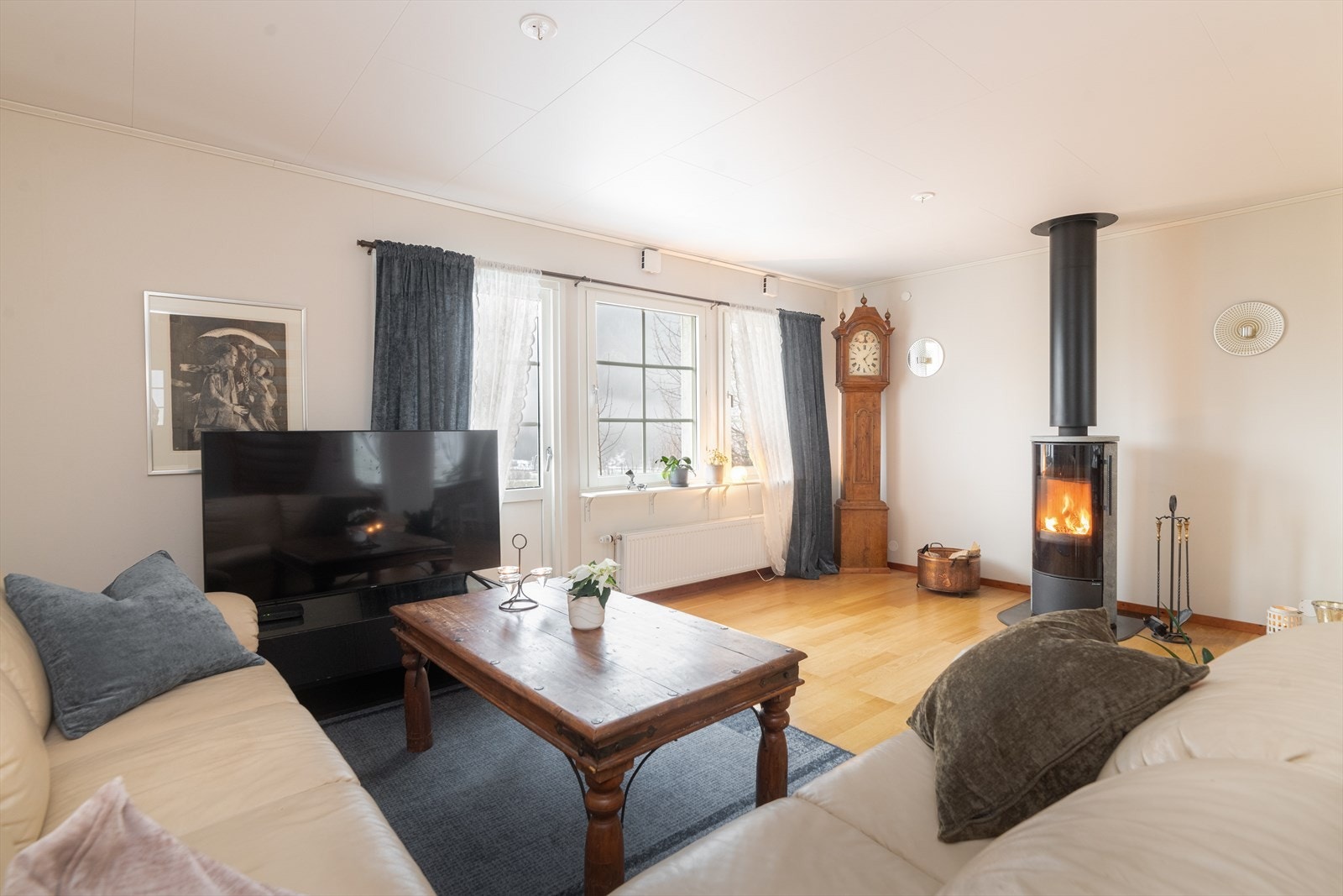 Boligen har vannbåren varme i 1. etasje, som distribueres til rommene via vegghengte radiatorer. Galleribilde