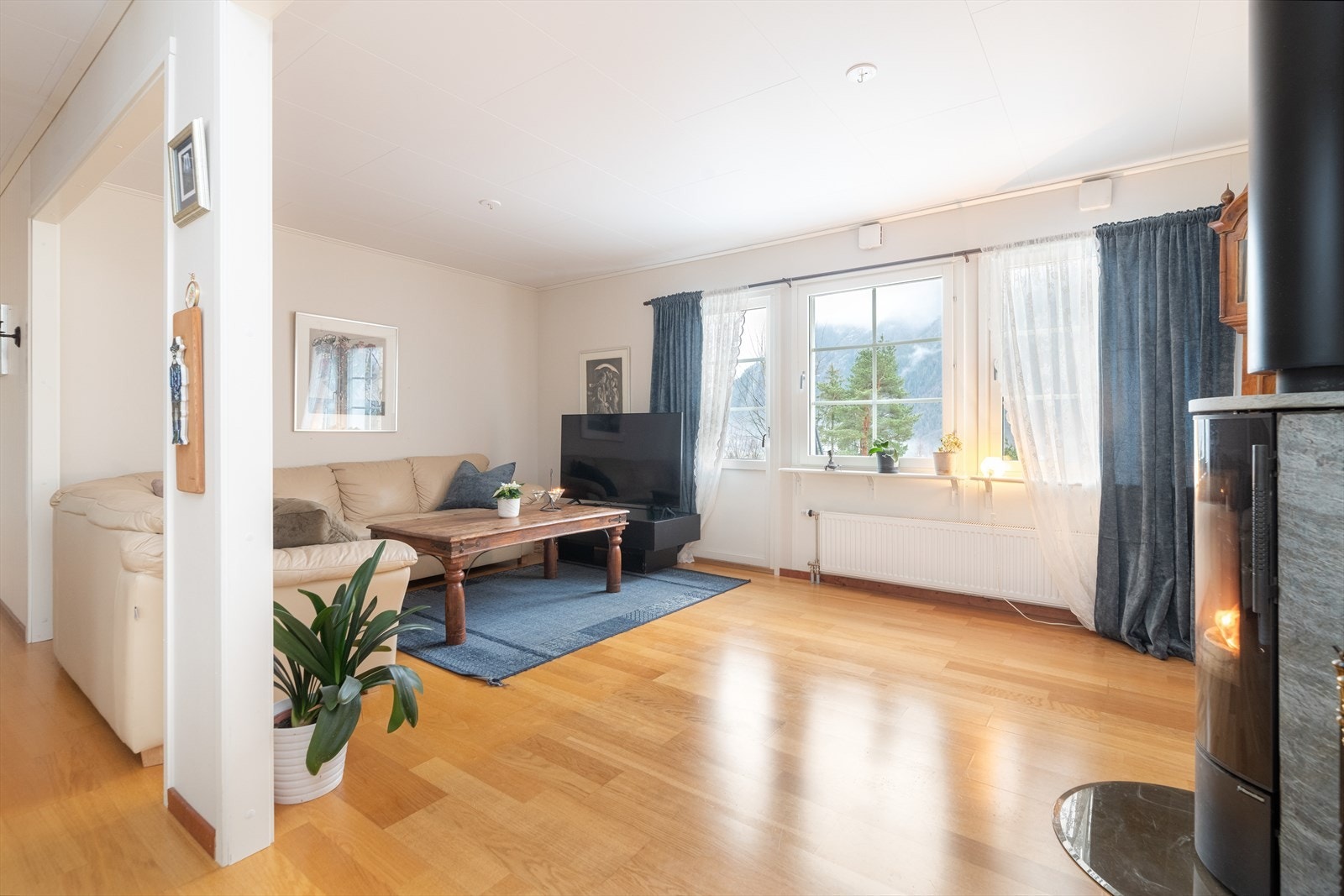 Lys og romslig stue med gode vindusflater og utgang til sydvendt terrasse. Vindusflatene tilfører stuen godt med naturlig lys. Galleribilde