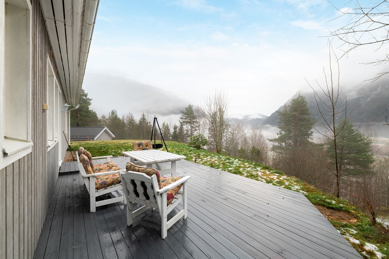 På tomten er det for øvrig oppført en frittstående dobbelgarasje i 2014. Galleribilde