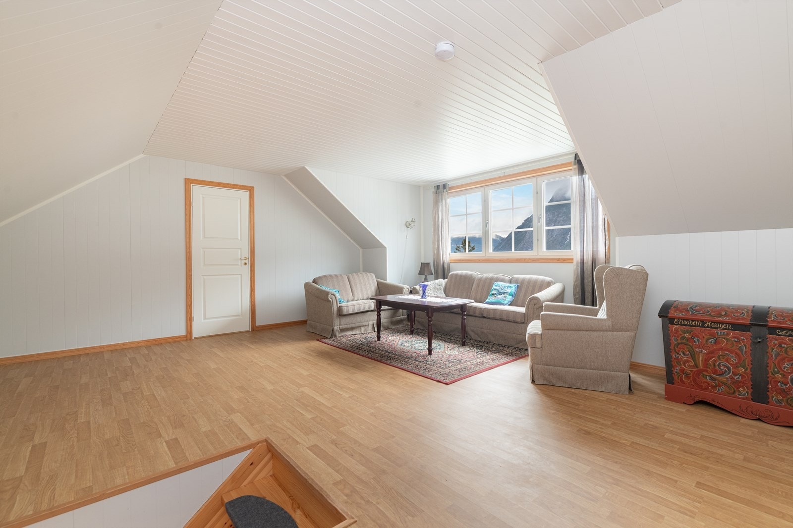 I loftetasjen er det innredet en stor og lys kjellerstue, samt to soverom av god størrelse. Galleribilde