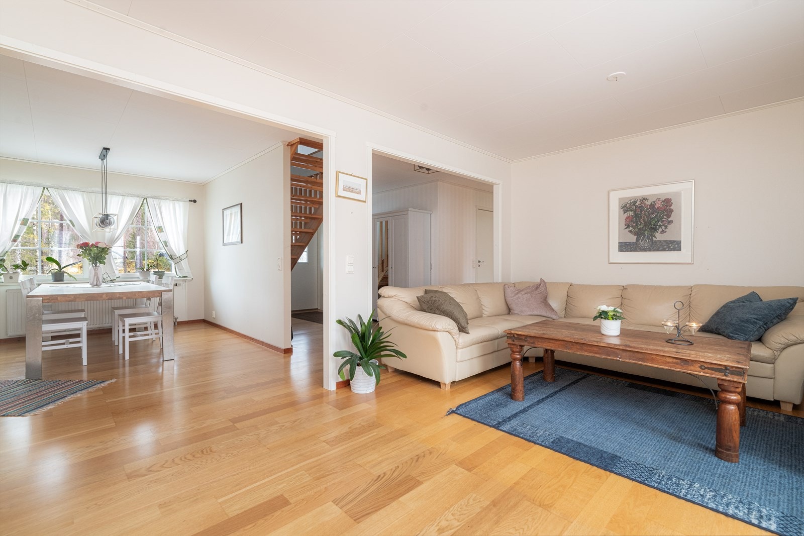 Overflater i 1. etasje består hovedsakelig av laminat på gulv og malt tapet på vegger, samt takessplater i tak. Lakkert tretrapp til loftetasjen. Galleribilde