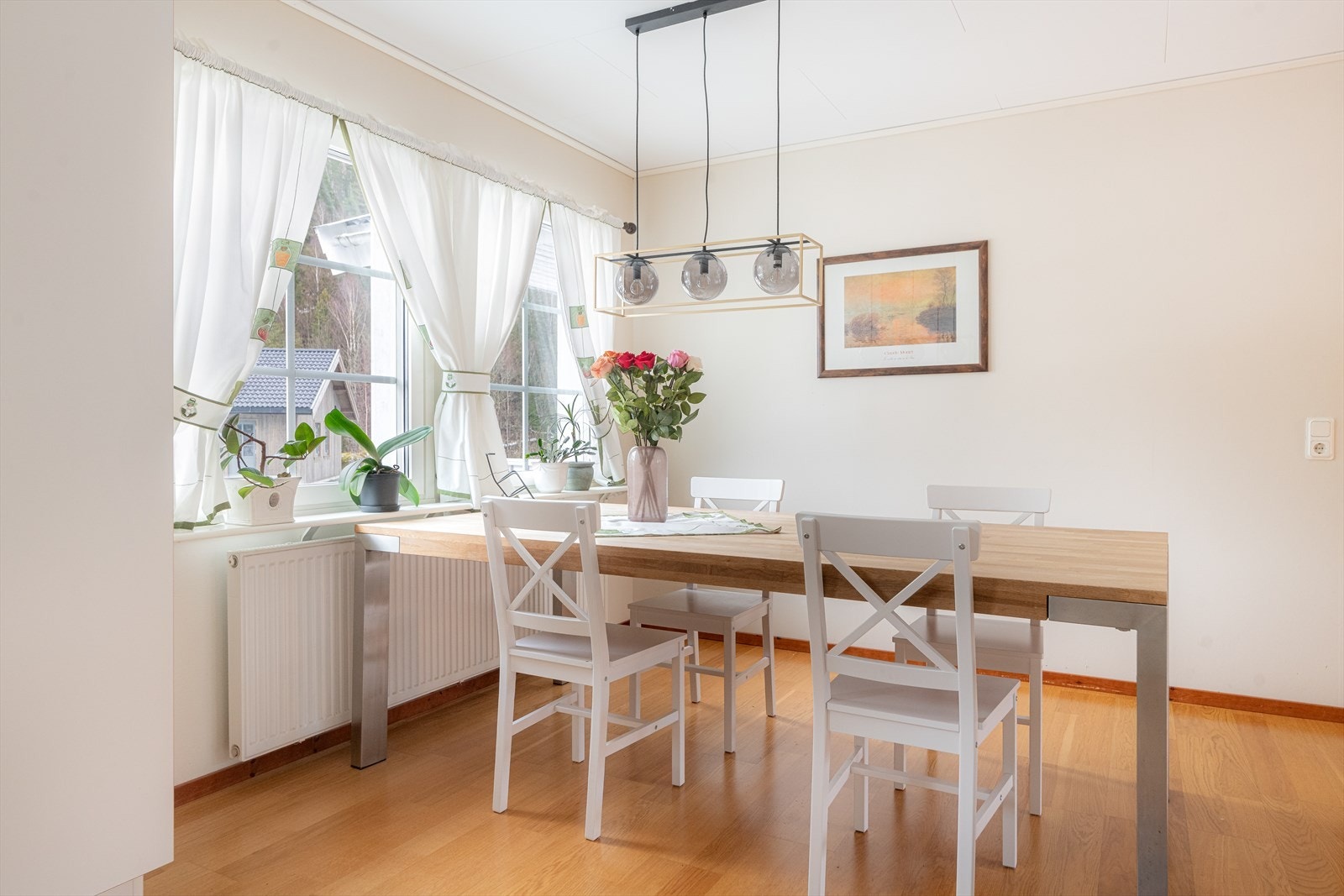 Spisestuen ligger i åpen løsning, mellom stuen og kjøkkenet. Spisestuen har lyse overflater, store vindusflater og fin plass til spisegruppe. Galleribilde