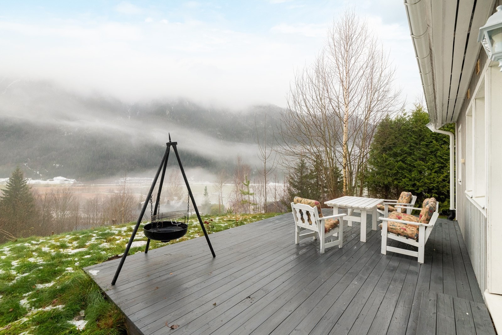 Til boligen er det etablert en romslig, sydvendt terrasse. Galleribilde