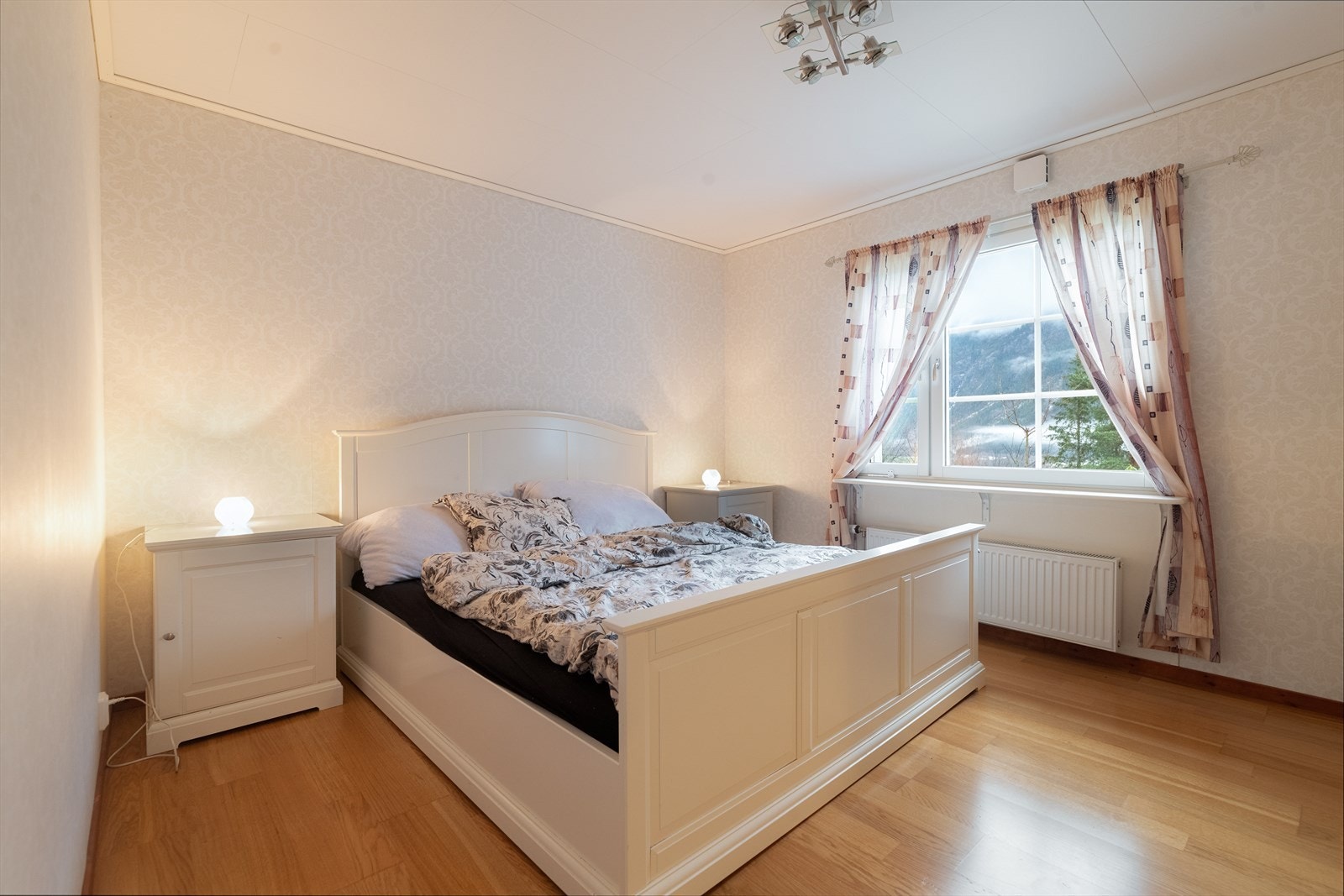 Hovedsoverommet ligger i hovedetasjen og er av god størrelse, med fin plass til dobbeltseng og tilliggende, praktisk klesbod. Galleribilde