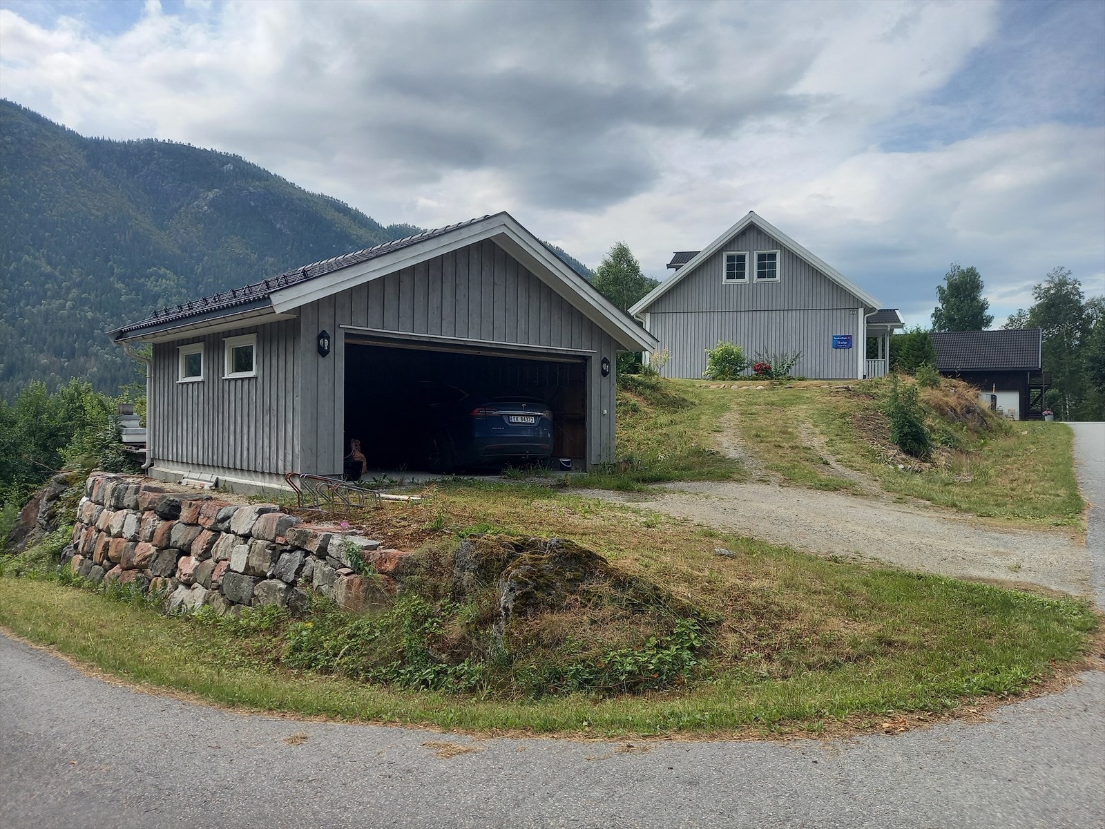 Nyere, innholdsrik enebolig fra 2010 med tilhørende garasje, beliggende høyt og fint til på Sundbøhaugen i Flatdal, på toppen av feltet, med fin utsikt! -Privat bilde- Galleribilde