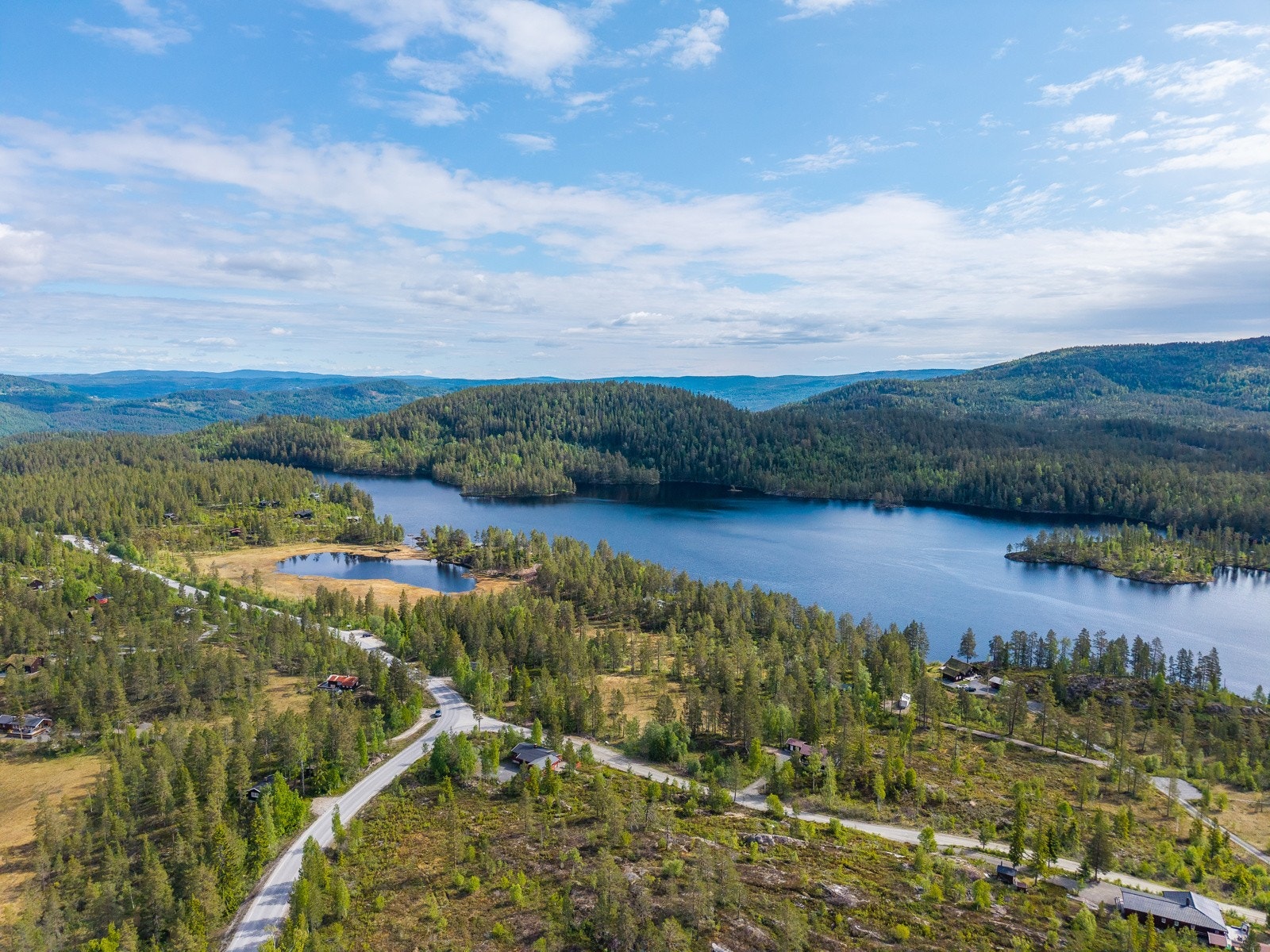 Beliggenheten innbyr også til helårsbading for de som måtte ønske det. Robåt medfølger. Galleribilde