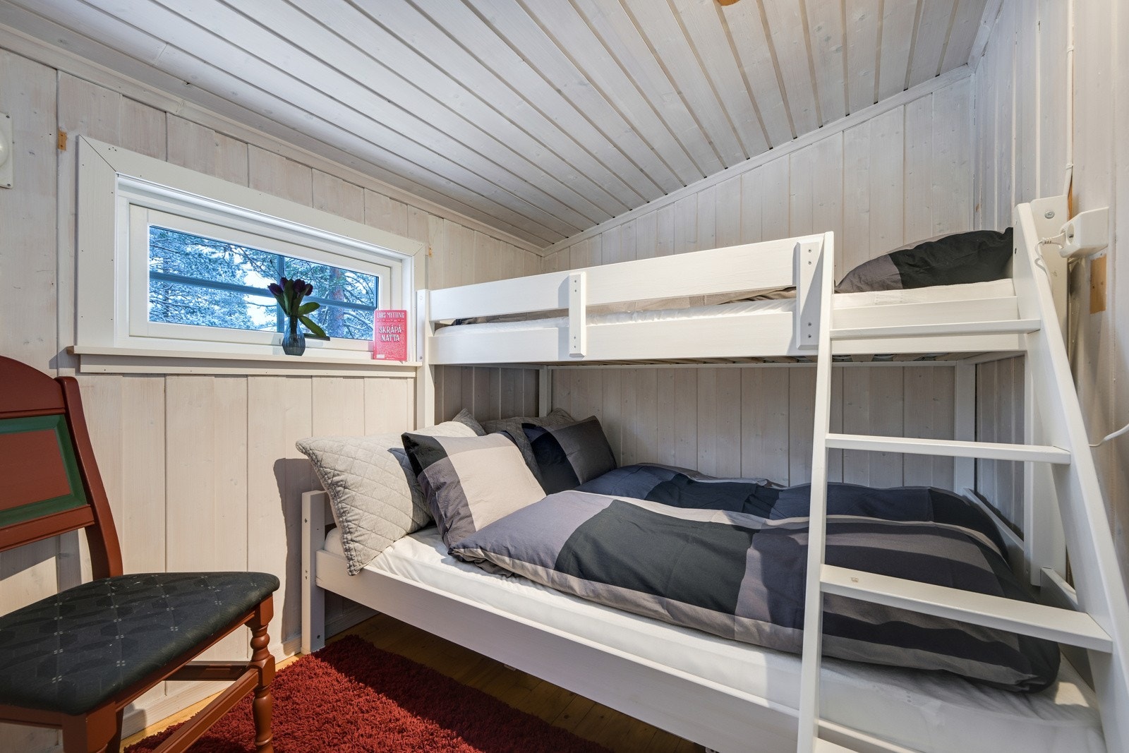 Over gangen finner vi det andre rommet som har familiekøye Galleribilde