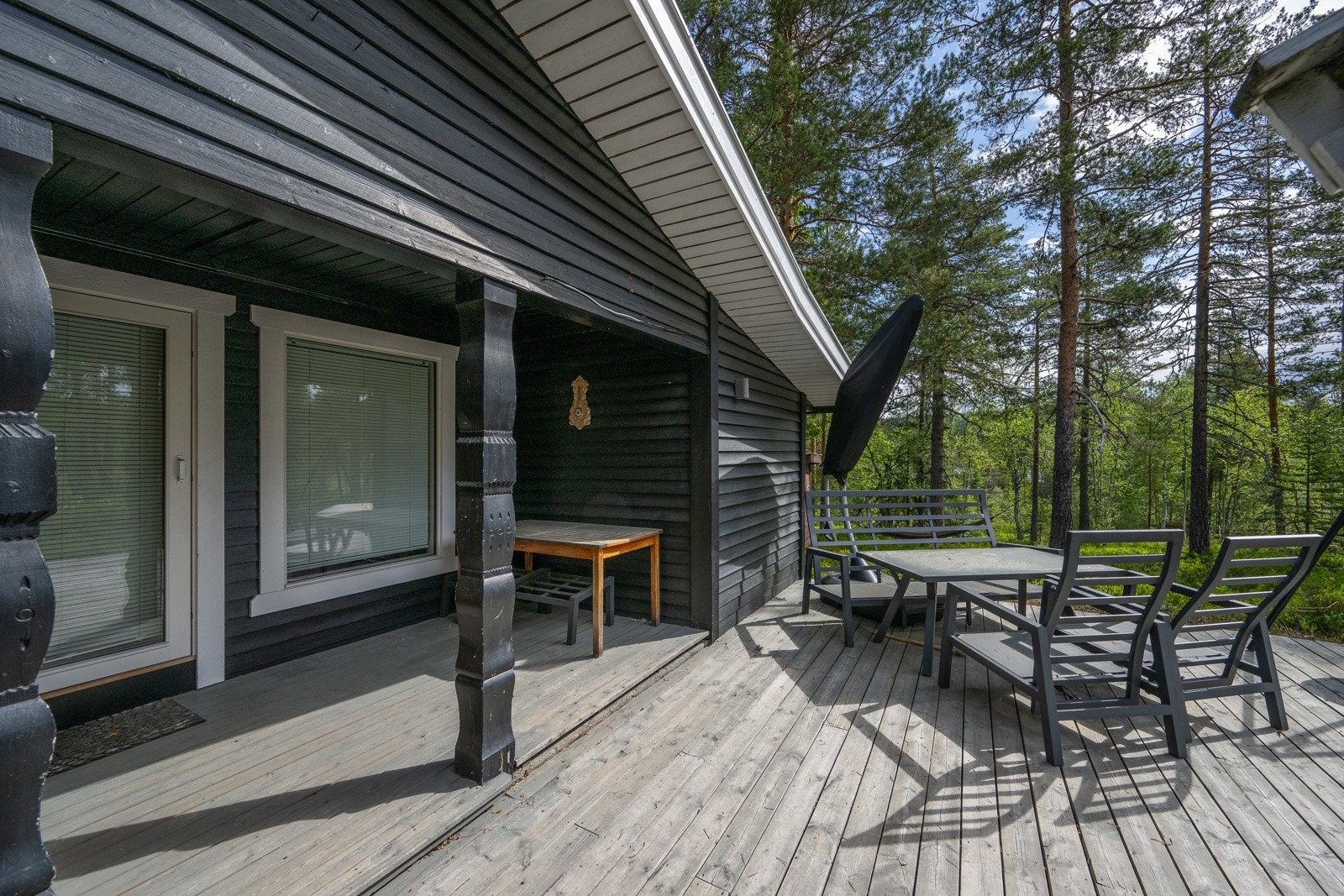 Ut fra stuen finner vi nok en terrasse Galleribilde