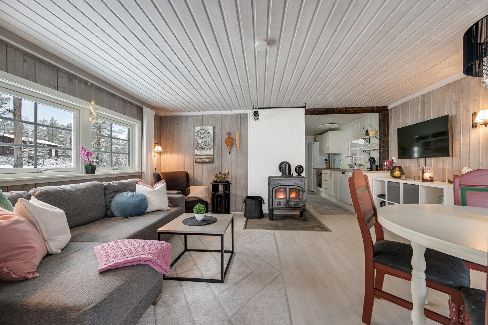 Flott stue med store vindusflater som slipper inn godt med naturlig lys Galleribilde