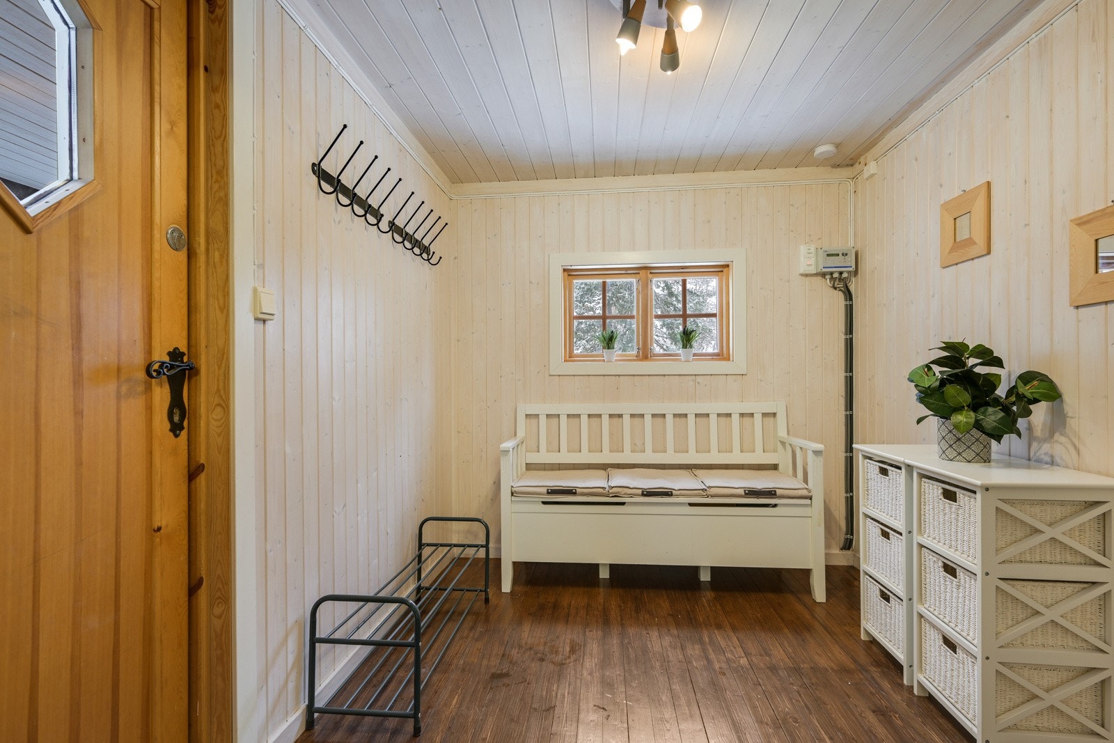 Man kommer inn i en romslig gang med meget god plass til yttertøyet Galleribilde