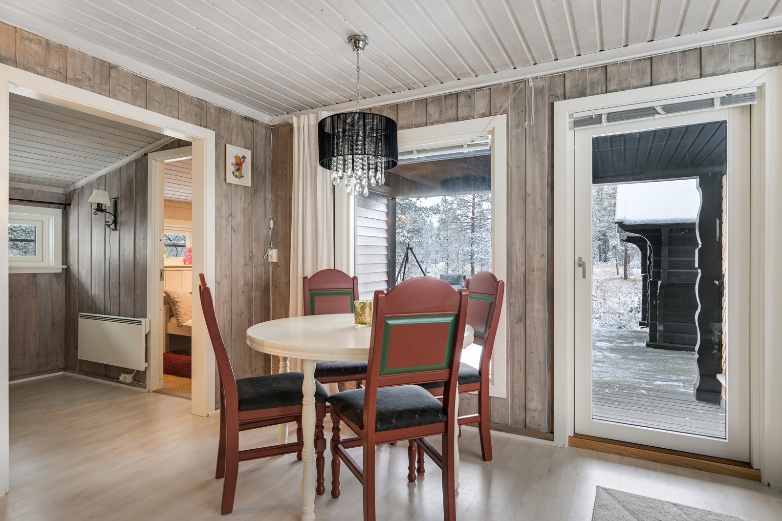 Videre på innsiden og vi ser soveromsgangen til venstre i bilde Galleribilde