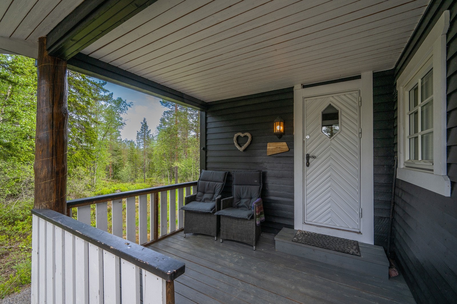 Trivelig overbygget inngangsparti med plass for møblement Galleribilde