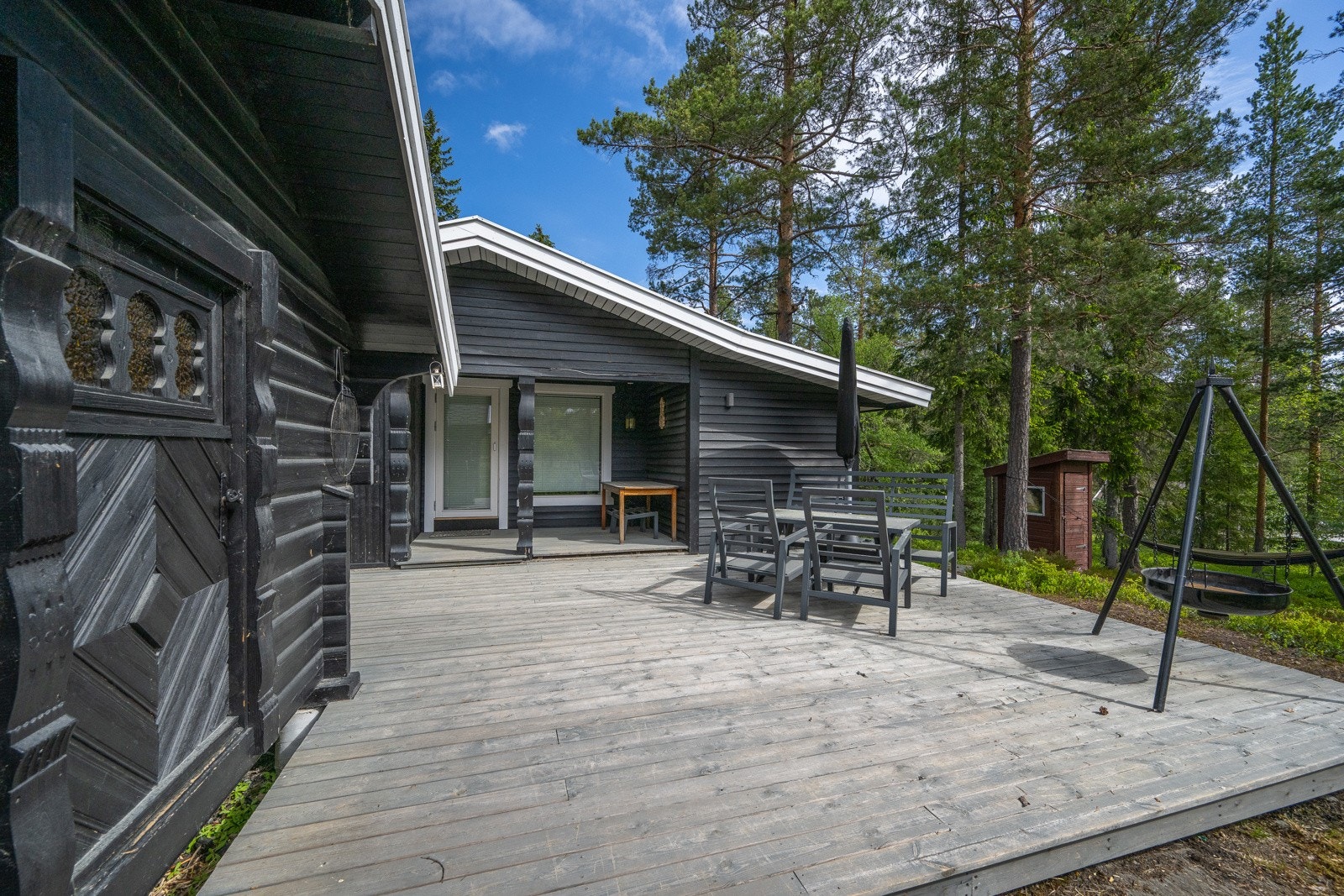 I tilknytning til terrassen er det stabbur som egner seg godt til både lagring og lekerom Galleribilde