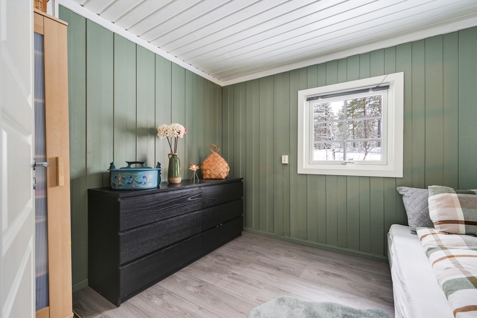 Her har man god plass til både dobbeltseng og kommoder Galleribilde