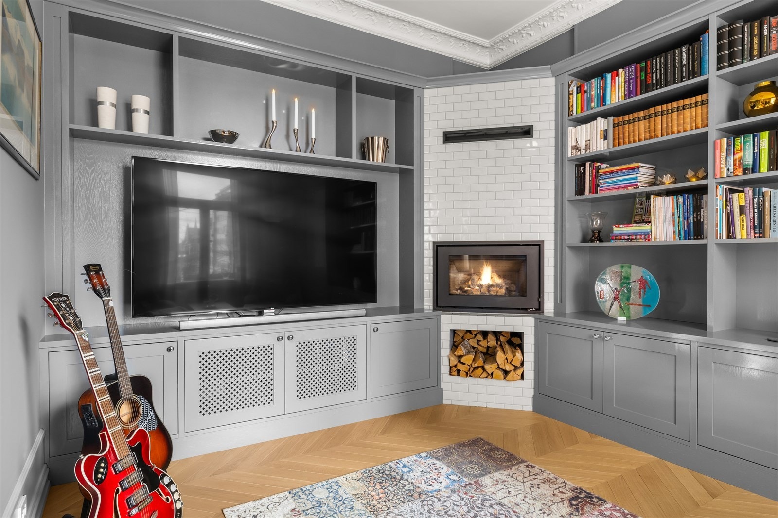 Rais innsatspeis i tv-stue gir en koselig atmosfære. Galleribilde