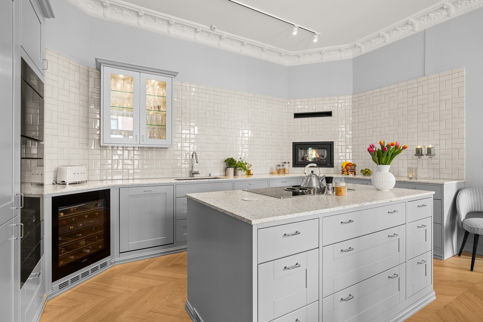 Fliser over kjøkkenbenk er inspirert av originale fliser i bygården. Galleribilde