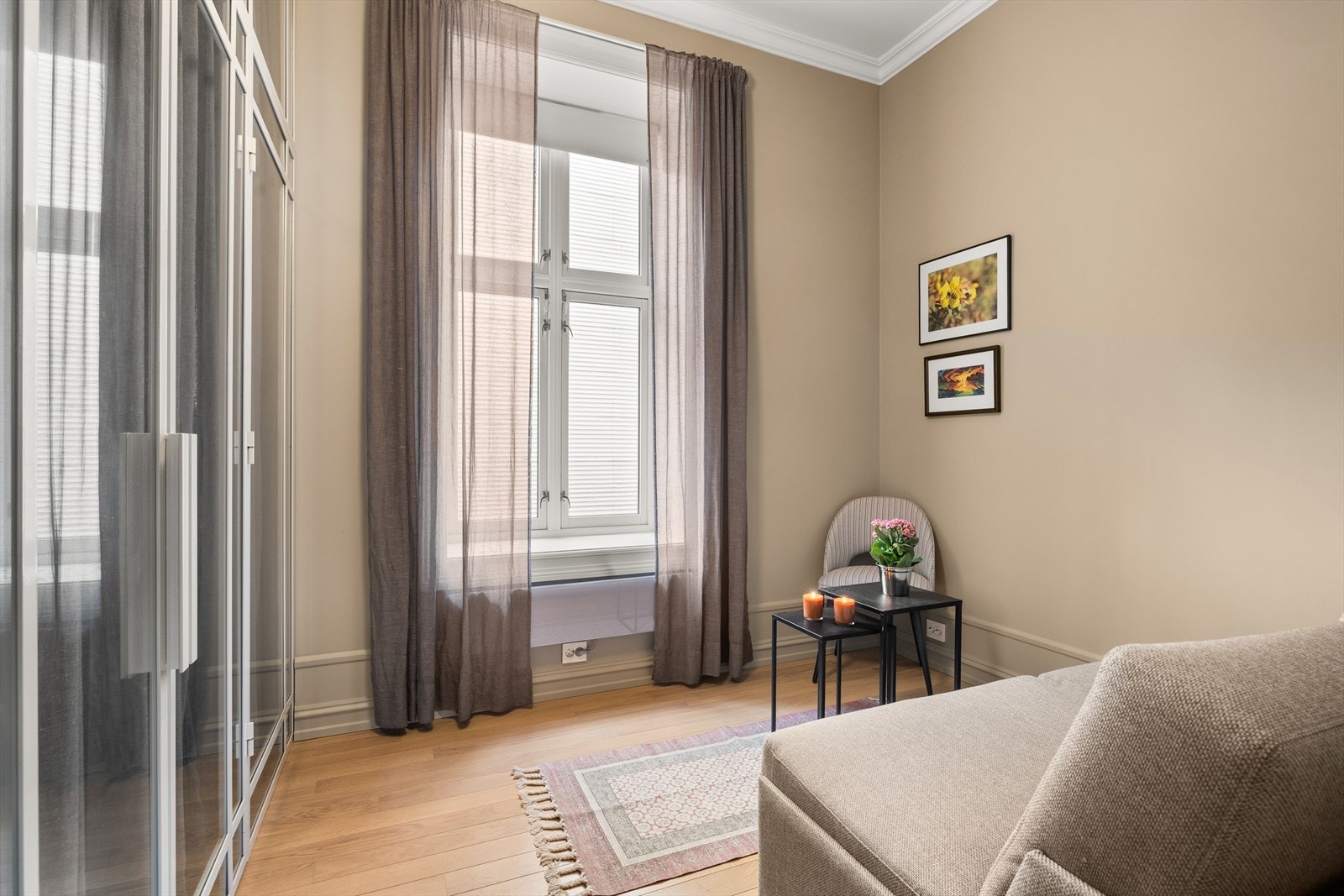 Soverom III har også egen dør ut til gang og entrè. Rommet har rikelig med naturlig lysinnslipp. Galleribilde