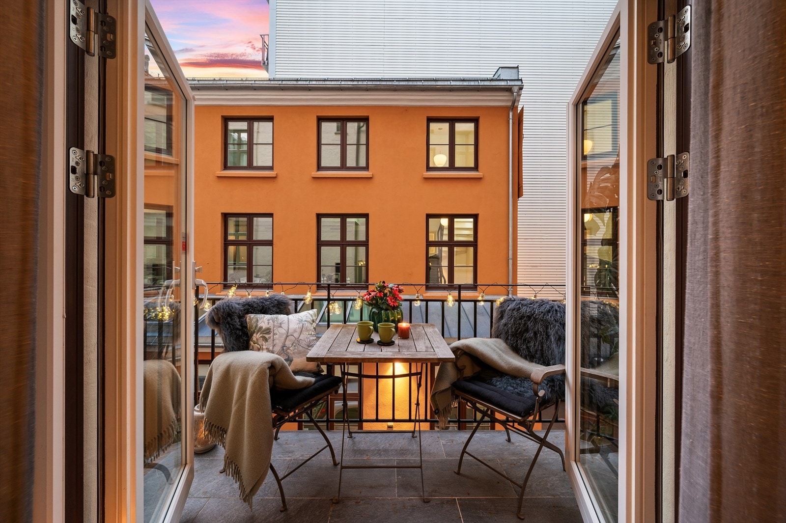 Sjarmerende balkong med svært rolige og behagelige omgivelser. Galleribilde