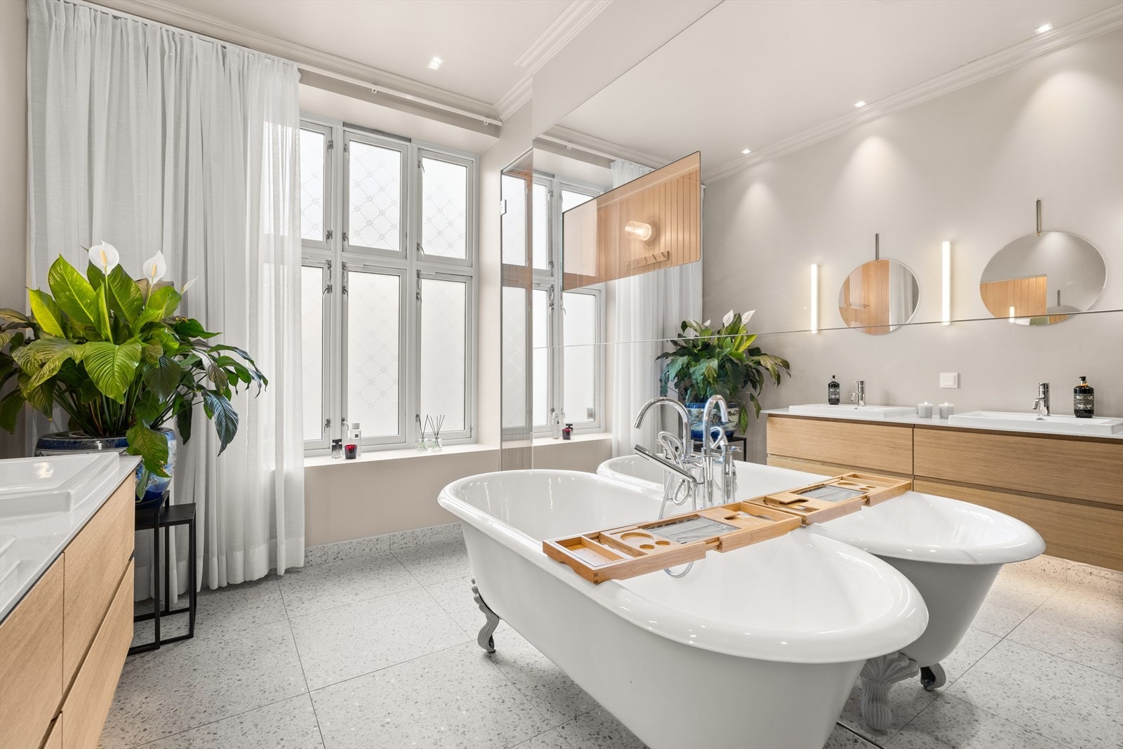 Særdeles flott og eksklusivt hovedbad med lekre og påkostet detaljer. Badekaret fra Earth Fire med løveføtter gir en avslappende atmosfære. Galleribilde