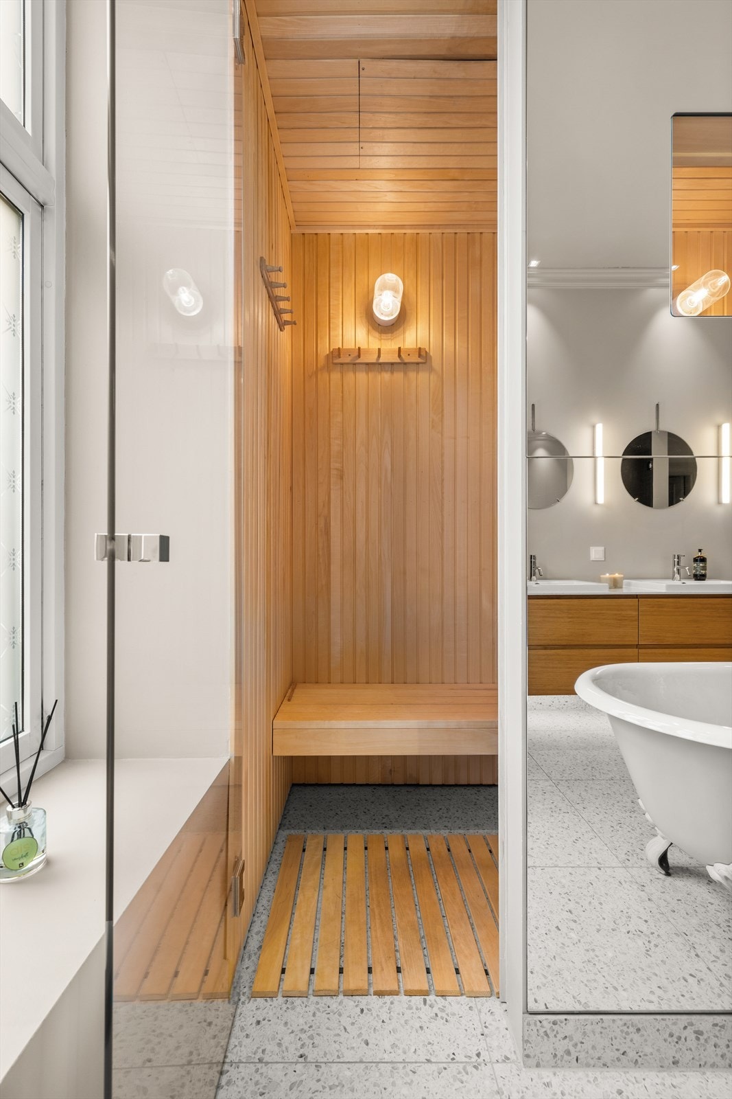 Hovedbad med egen badstue. Her kan man nyte spa-følelsen til det fulle. Galleribilde