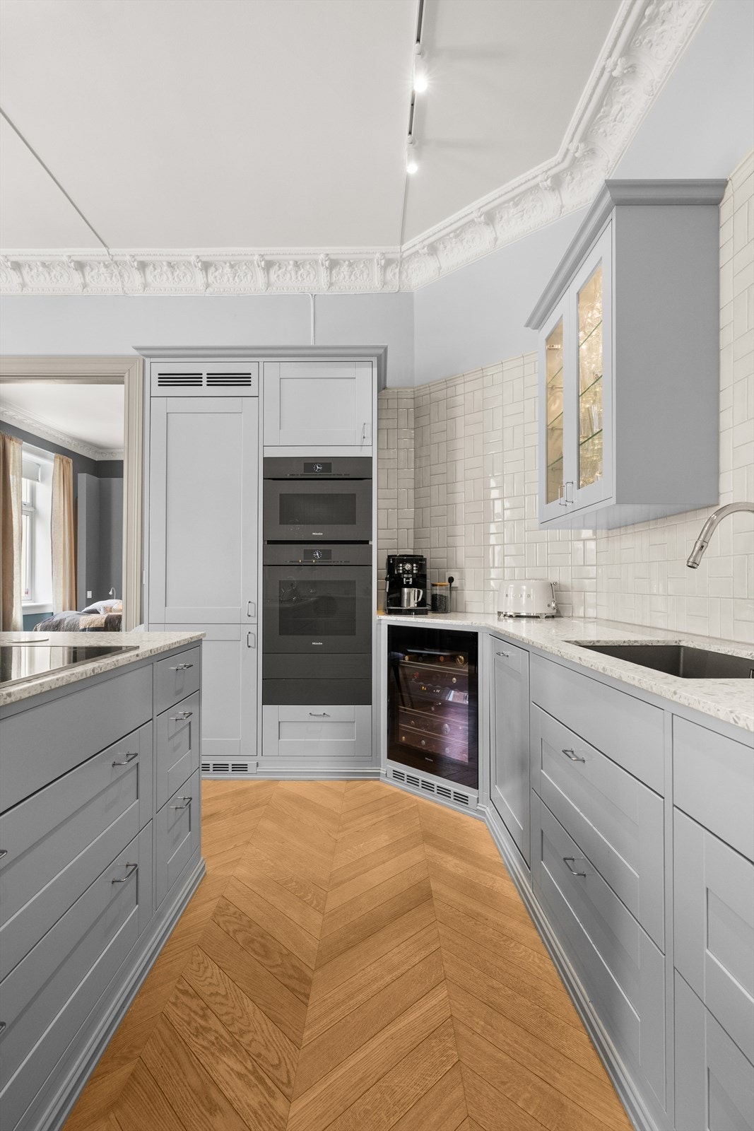 Effektiv kjøkkenløsning med integrerte hvitevarer fra Miele. Dampovn, mikro/stekovn, vakuumskuff, varmeskuff, vinskap, stor oppvaskmaskin og kjøl/frys med isbitfunksjon. 2 pop up strømsøyler på kjøkkenbenk. Galleribilde