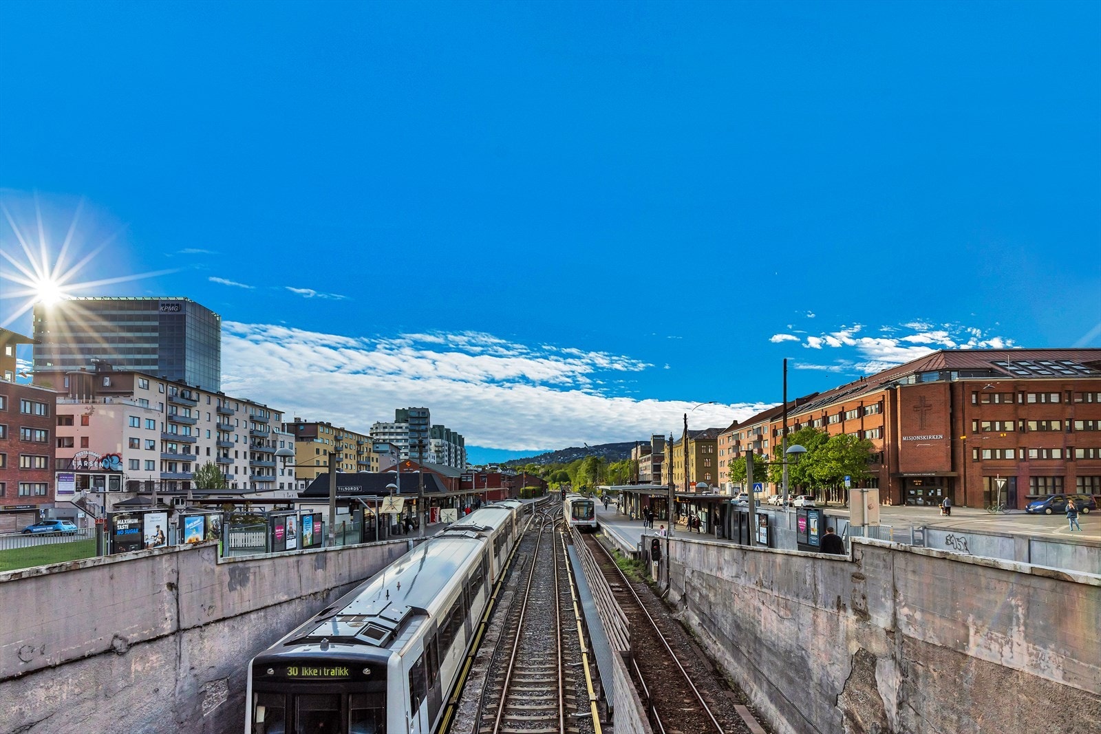 Nærområdet er godt dekket med kollektiv tilbud med kort vei til T-bane, buss, flybuss og trikk med hyppige avganger. Galleribilde
