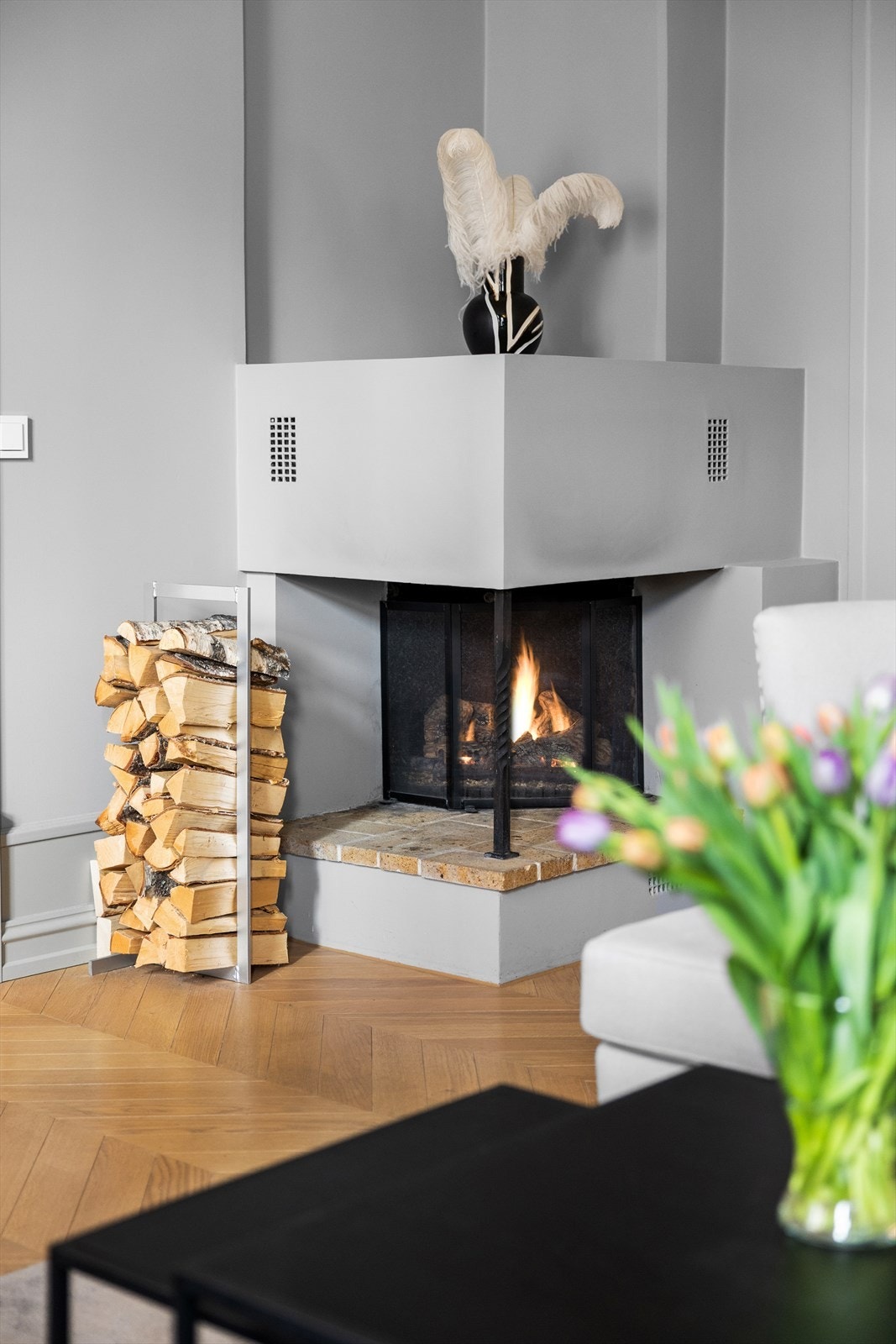 Ildsted i stue som gir en lun og hyggelig atmosfære. Boligen har totalt 3 ildsteder. Galleribilde