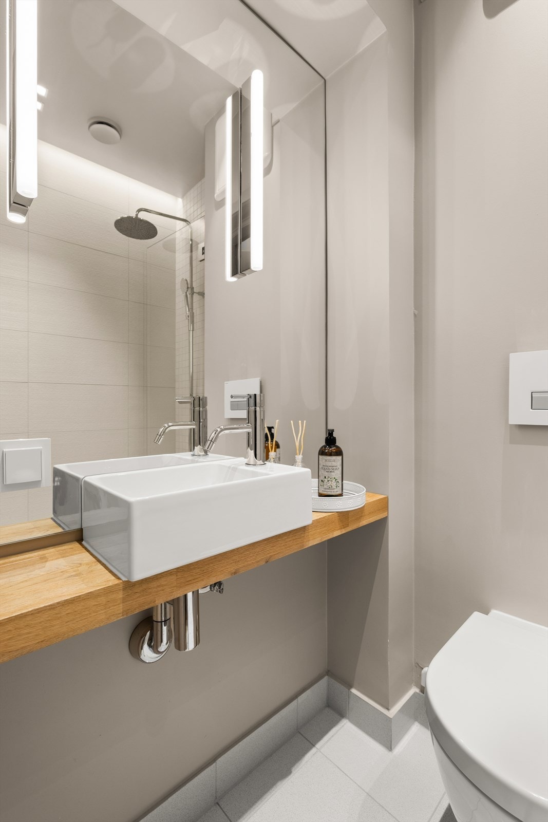 Bad ved entrè med toalett, servant fra Catalano, og dusjhjørne. Galleribilde