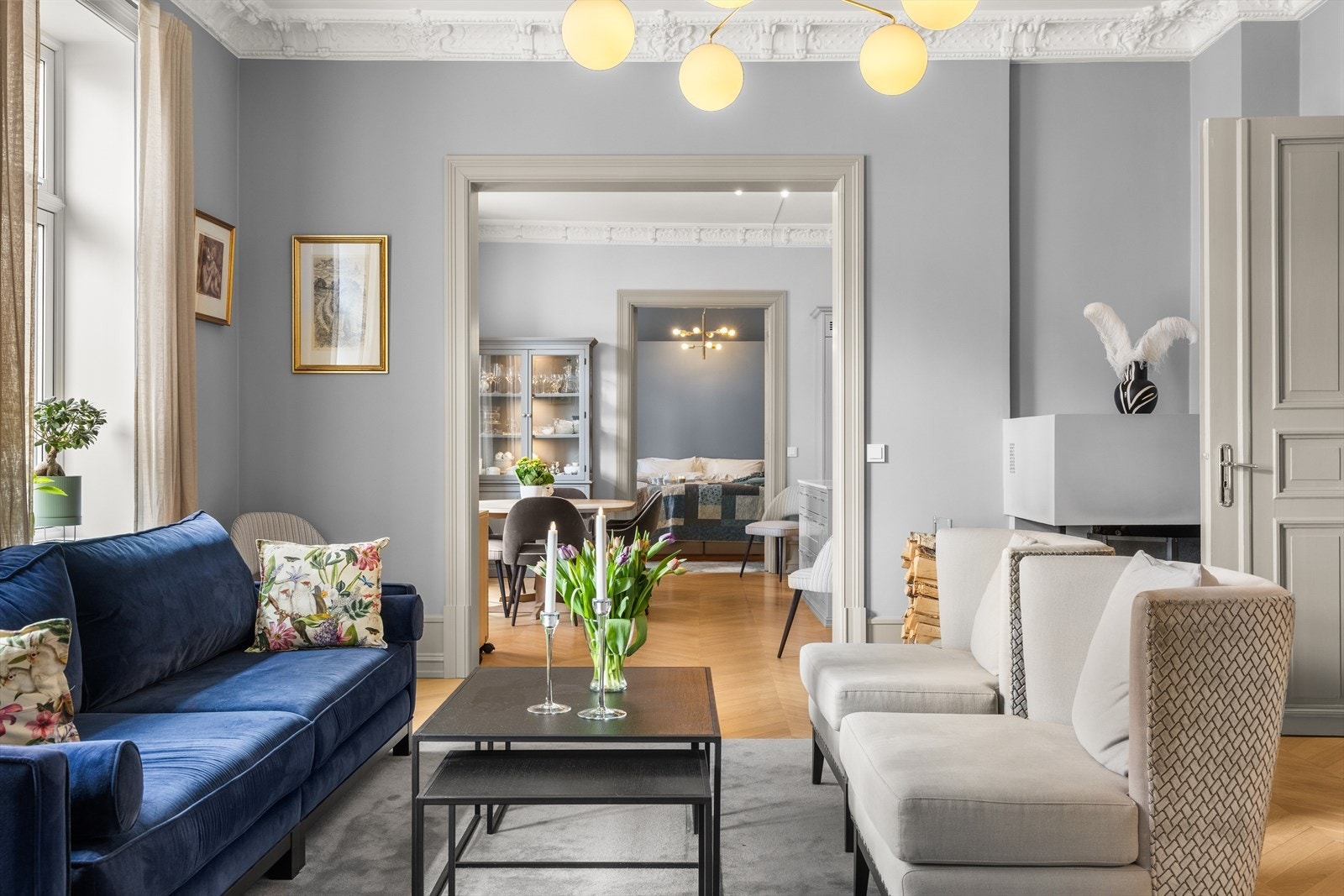 Leiligheten har en gjennomført finish med original stukkatur i alle stuer og spesial tilpassede lister. Galleribilde