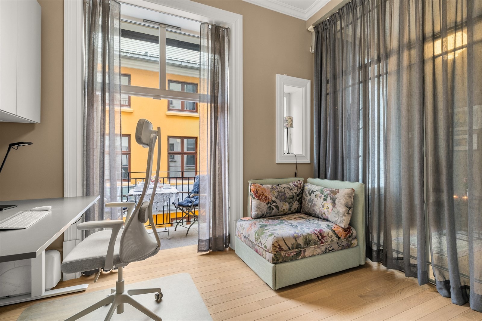 Soverom II | Praktisk soverom med utgang til balkong vendt mot bakgård. Galleribilde