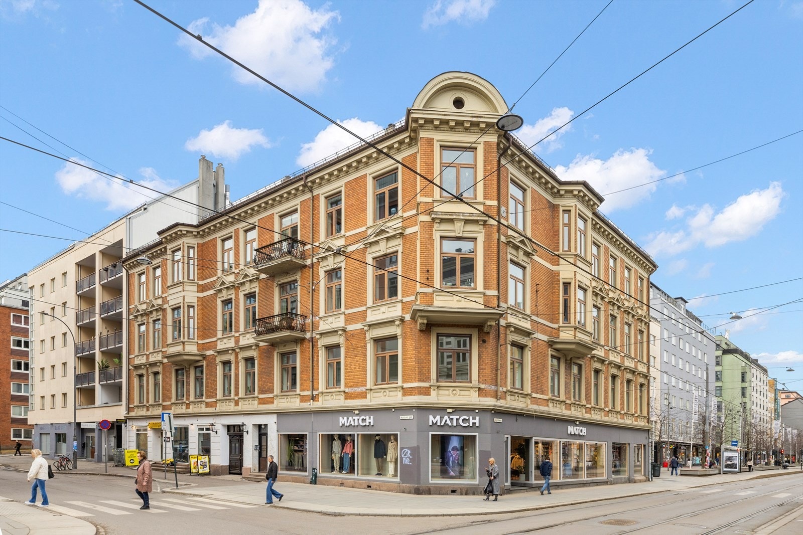 Ettertraktet beliggenhet på Majorstuen med alt av fasiliteter utenfor døra. Leiligheten er vendt ut mot rolige Holmboes gate. Galleribilde