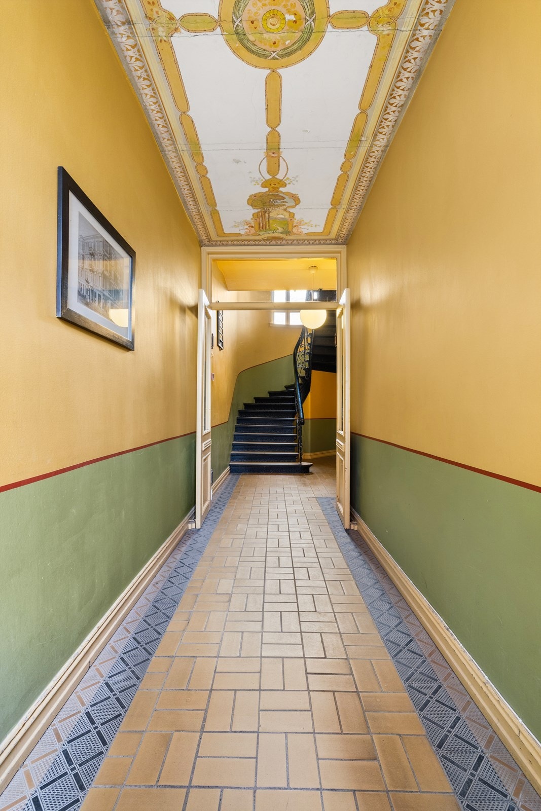 Felles trappegang. I leiligheten er flisdesignet i entre og kjøkken inspirert av inngangspartiet. Boligen ligger i en lite bygård med totalt 6 leiligheter i felles oppgang. Galleribilde