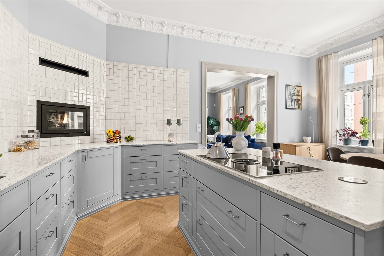 Godt med skap- og benkeplass på det romslig kjøkkenet. Bora koketopp med integrert avtrekk på kjøkkenøy. Galleribilde