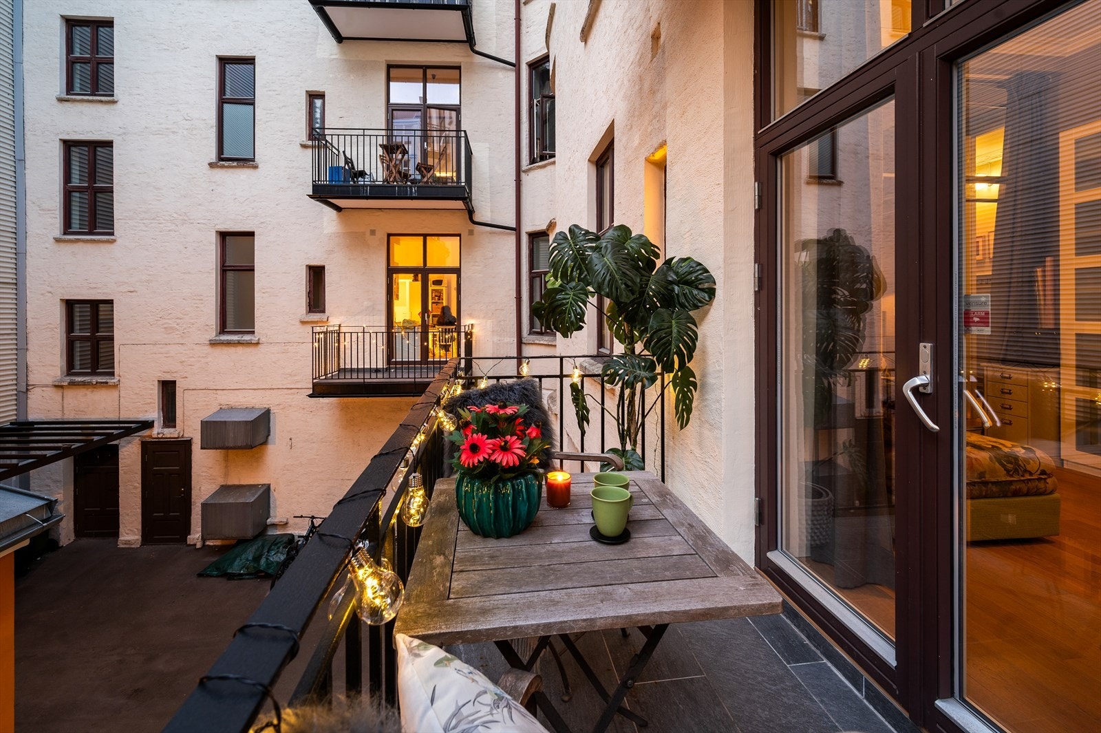 Balkongen har plass til en liten sittegruppe, her kan du nyte sene sommerkvelder. Balkongen ble tilbygget i 2015. Galleribilde