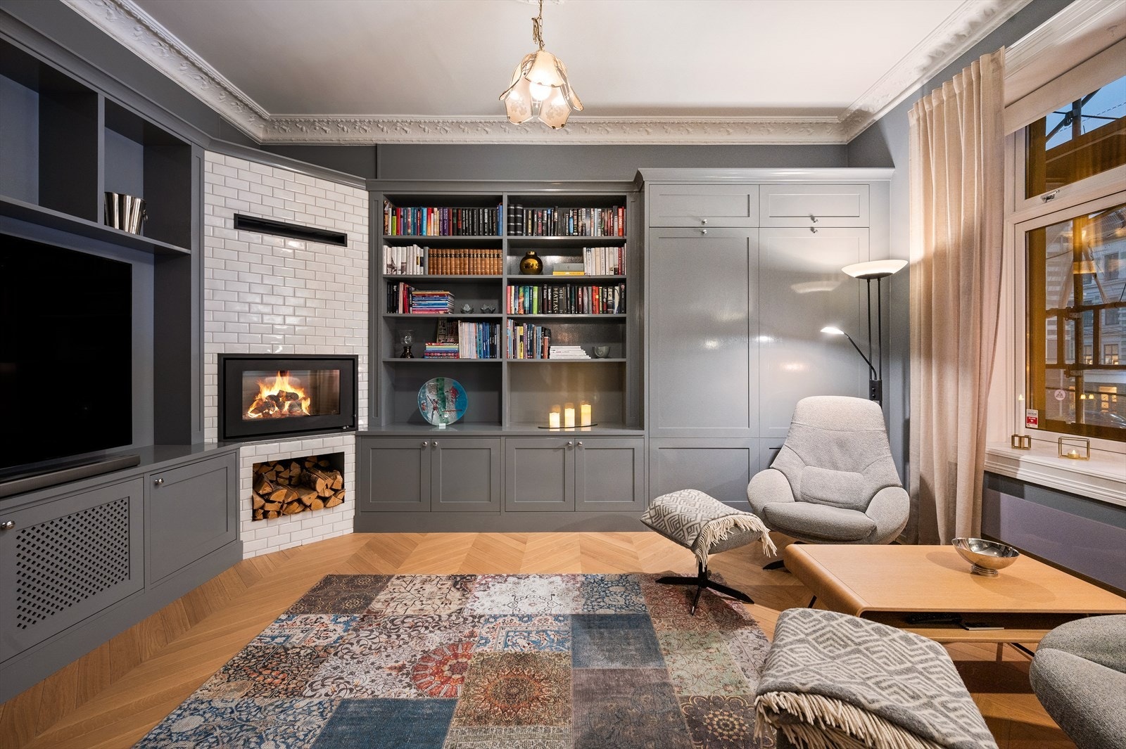 Hyggelig tv-stue med arkitekttegnet og plassbygd bok- og TV seksjon fra JH interiør. Galleribilde