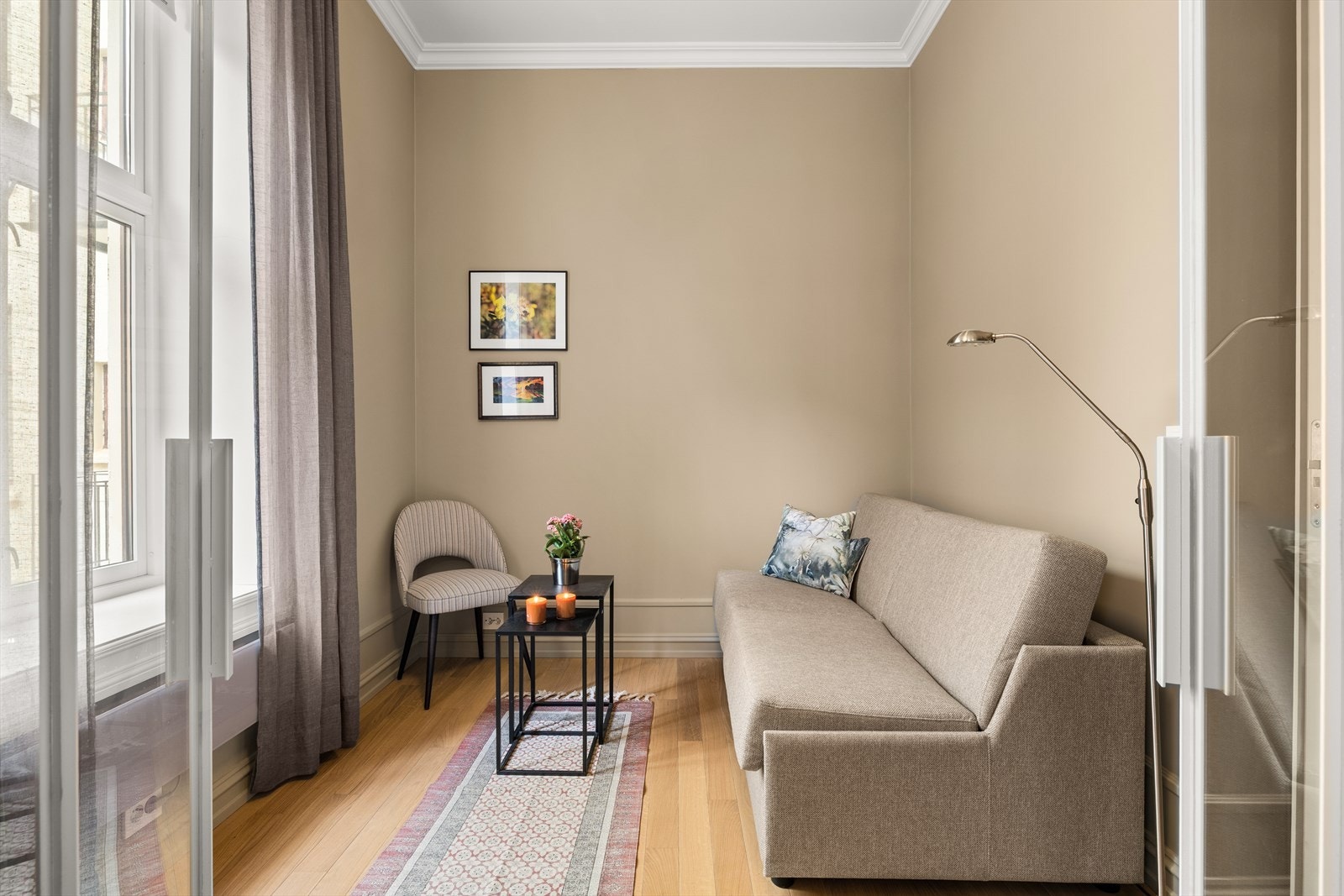 Soverom II og III med glassvegg mellom rommene. Glassvegg med dører gjør det mulig å åpne mellom rommene. Her er det flere gode bruksmuligheter. Galleribilde