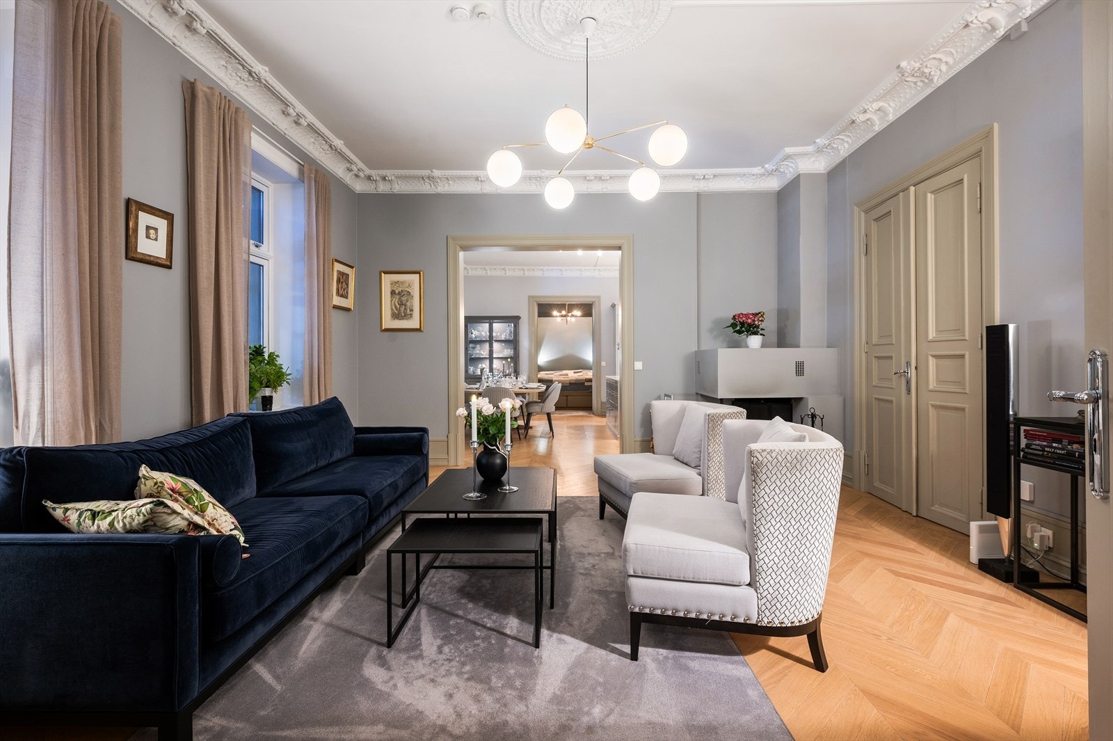 God planløsning med separat stue med plass til lounge løsning, tv-stue og spisestue. Her kan du lage dine egne soner etter behov. Store vindusflater gir godt med naturlig lysinnslipp. Galleribilde