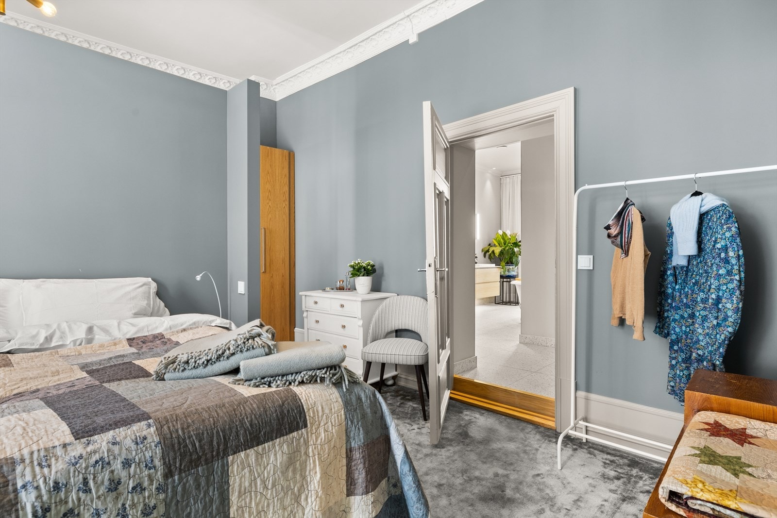 Soverommet er tilknyttet eget spa bad. Her får du hotellfølelsen hver dag. Galleribilde