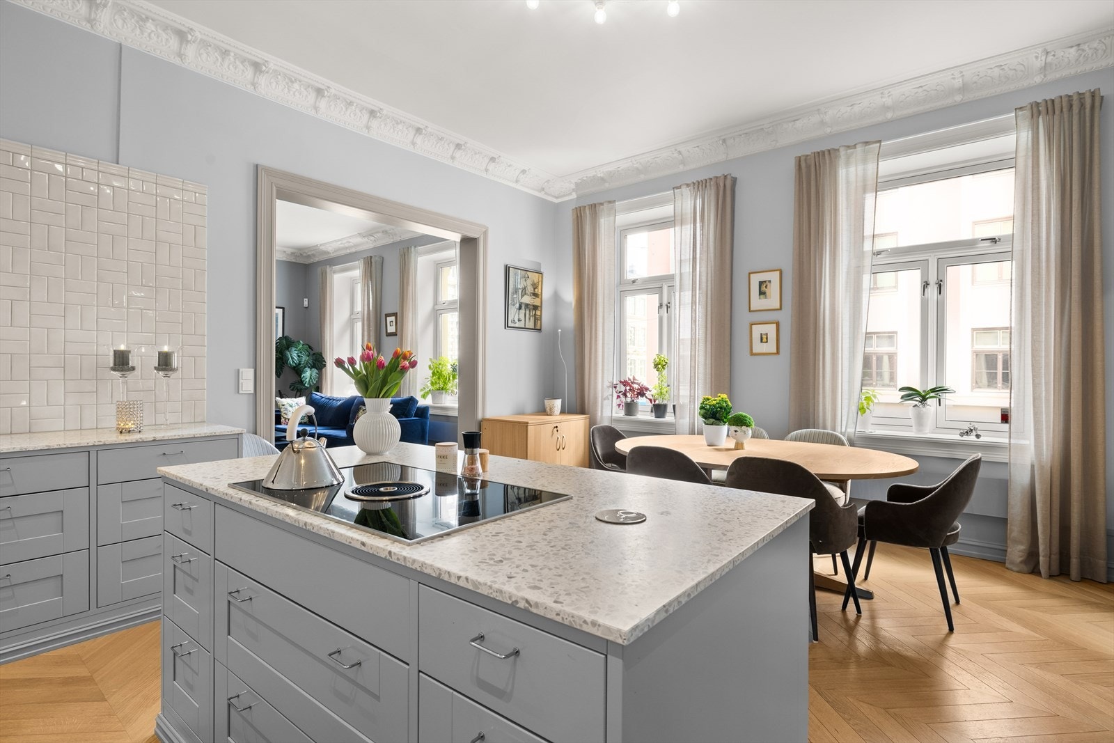 Kjøkkenøya har skuffer på begge sider, integrert strykebord og skap til kjøkkenmaskin. Twist strømuttak på benk samt uttak i skap for strykejern og kjøkkenmaskin. Galleribilde