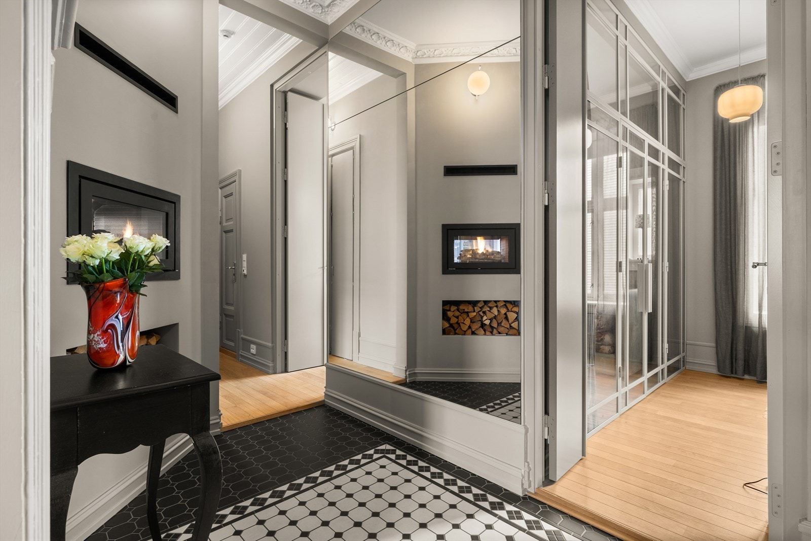 Høye døråpninger og glassveggg mellom soverom II og III gir godt gjennomlys i leiligheten Galleribilde