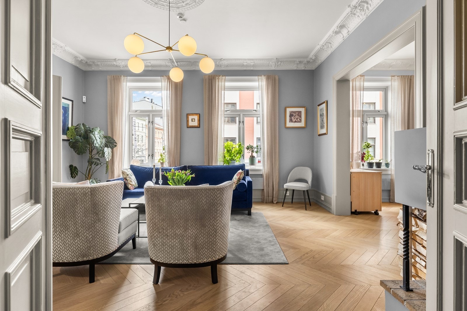 Her får du flotte, klassiske detaljer som stukkatur, rosett, doble fløydører og dype vinduskarmer. 2 lags støydempende glass i vinduene og tykke murvegger gir god lydisolering mot gaten. Galleribilde