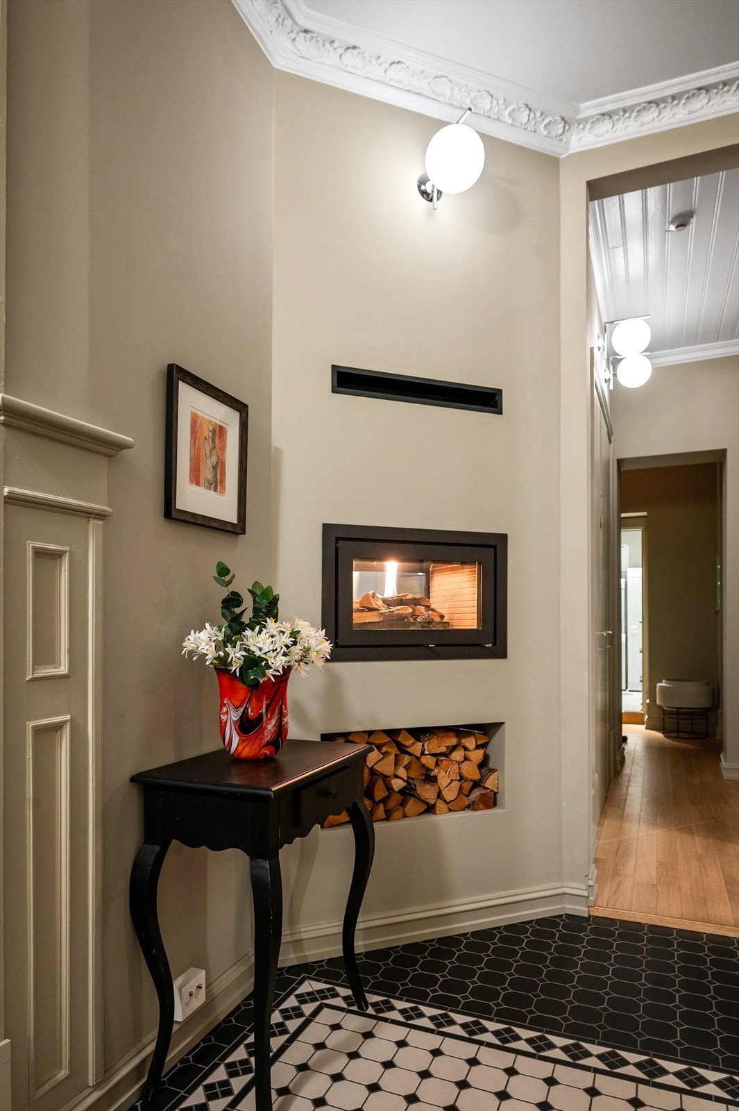 Peis i entrè. Peisen er gjennomgående til kjøkkenet. Her kan du virkelig senke skuldrene og nyte rolige stunder foran flammene i flere rom. Galleribilde