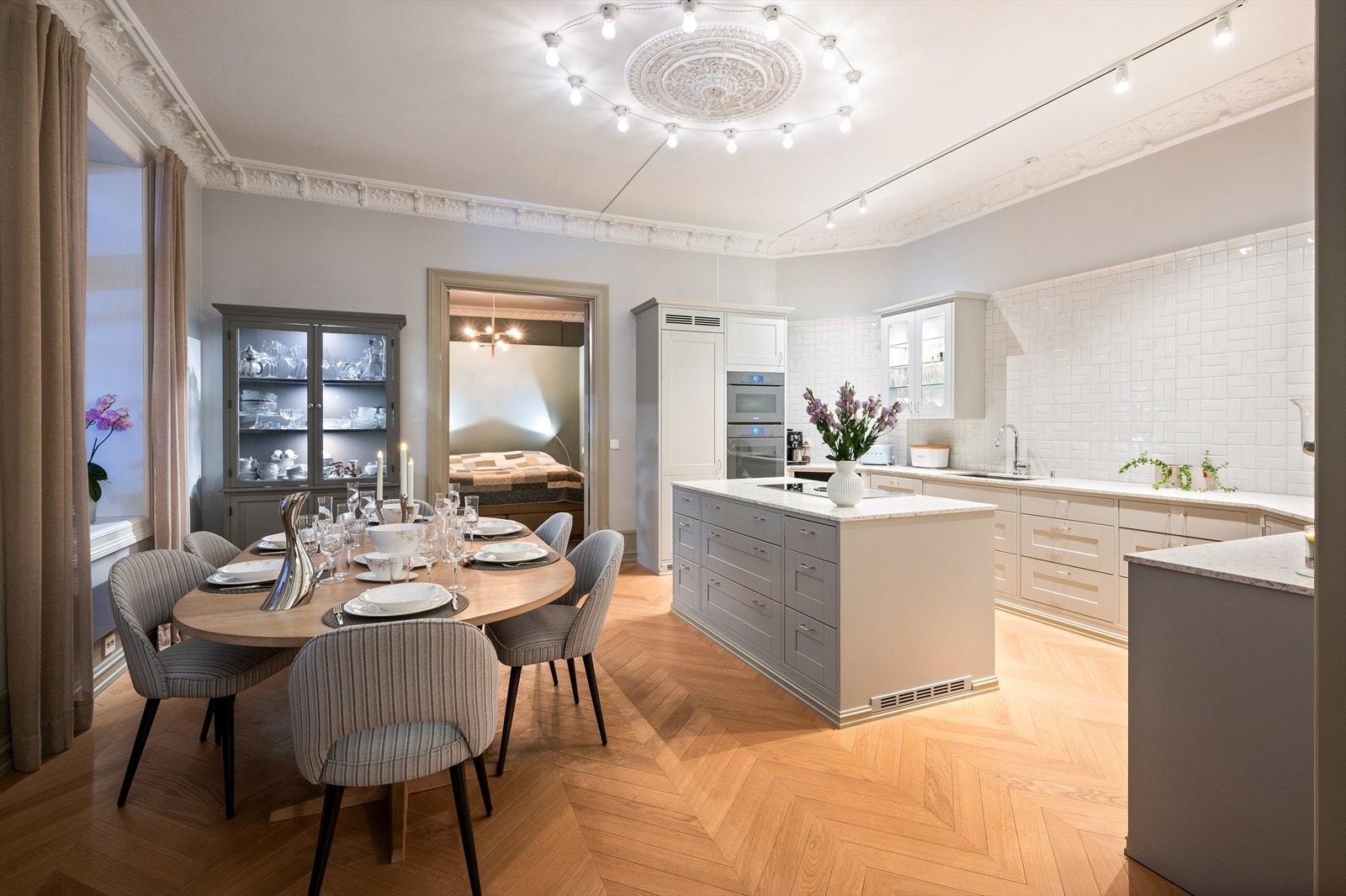 Lysekronen på kjøkkenet er spesialdesignet med sokler og kabler fra Molo. Galleribilde