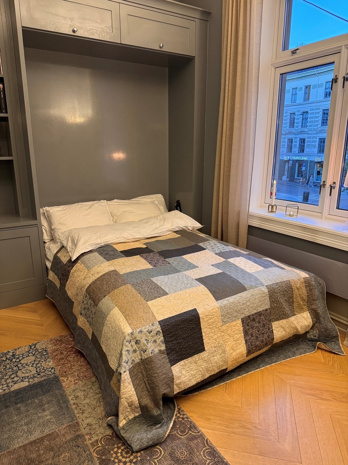 Tv-stuen har utfellbar dobbeltseng på 150 cm fra Norsk Sengesenter AS i innredningen med lagring for sengetøy over. Galleribilde