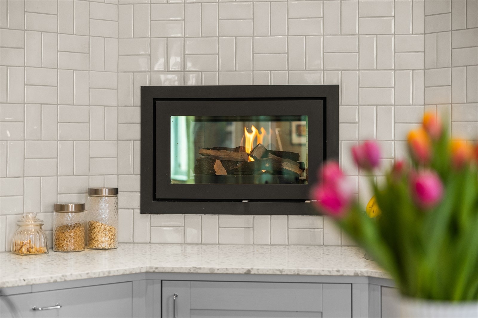 Rais peis på kjøkkenet gir en hyggelig atmosfære. Peisen er gjennomgående og kan åpnes både fra kjøkken og gang. Galleribilde