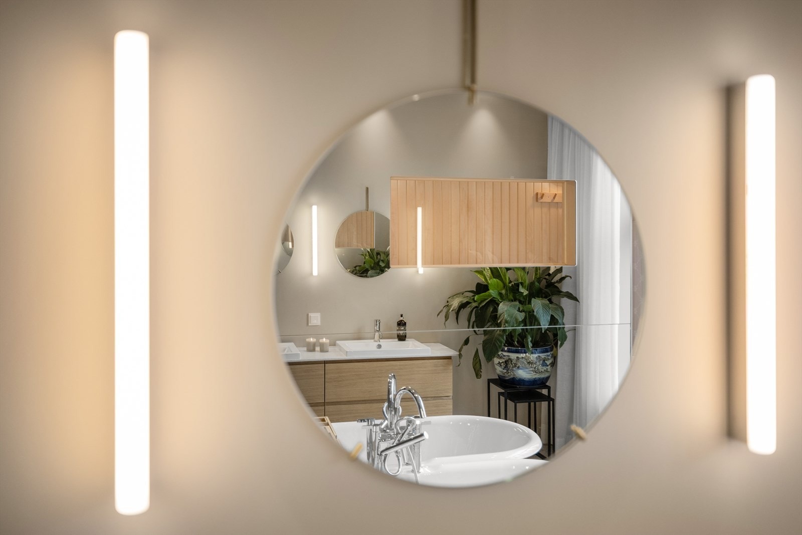 Badet har blant annet lekkert badekar m/løveføtter, dobbelservant med innredning, vegghengt toalett, og speil med belysning. Galleribilde