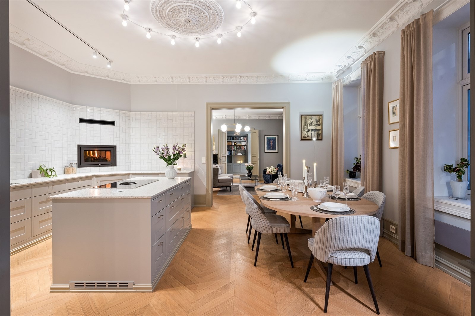 Skjult elektrisk anlegg i leiligheten samt oppgradert sikringsskap, det er lagt opp for trådløs styring av lys og varme. Galleribilde