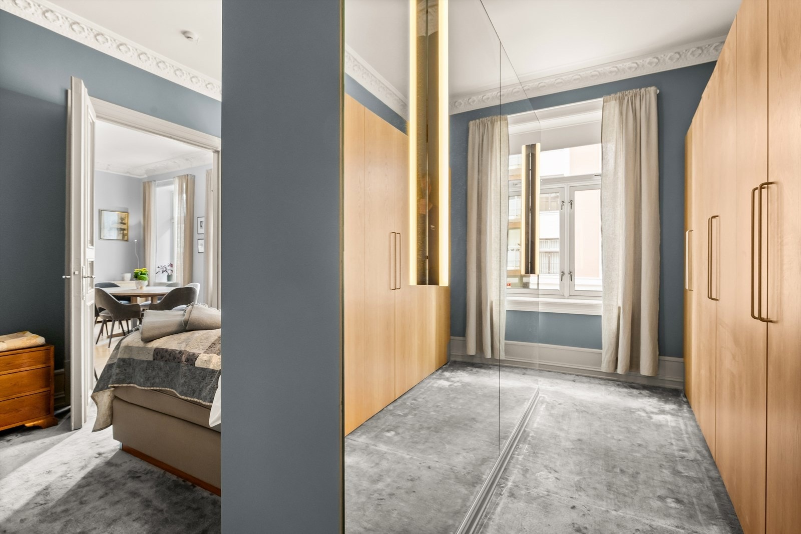 Garderobeløsning med rikelig oppbevaringsplass og store speil med integrert belysning. Plasstilpasset løsning med eik fronter fra Studio 10. Galleribilde