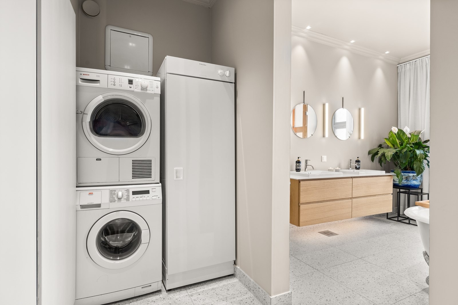 Praktisk del for vaskemaskin og tørketrommel, samt praktisk tørkeskap for å tørke klær på en skånsom måte. Galleribilde