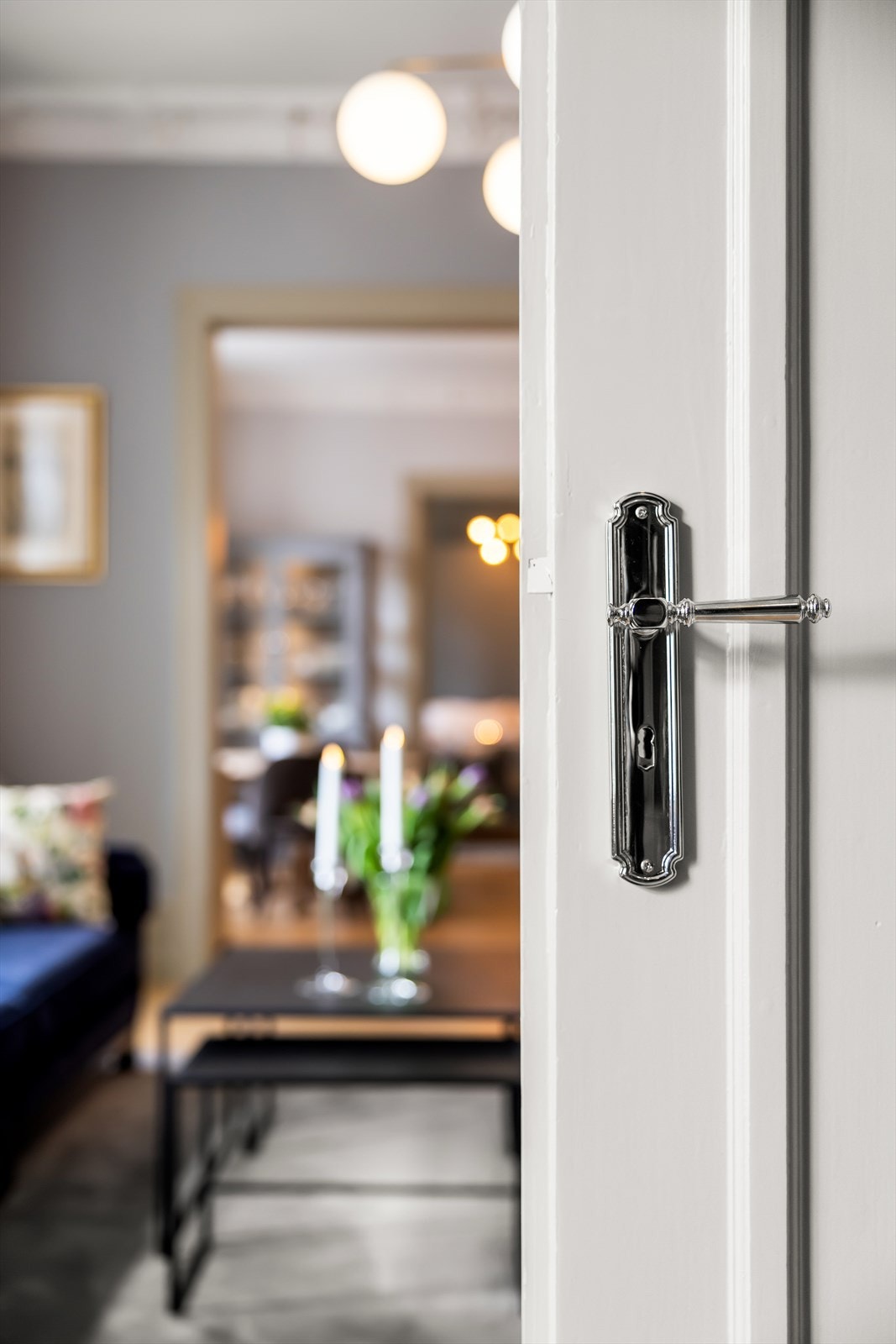 Dørhåndtak i tilpasset design i alle rom. Krohnark interiørarkitekter ble benyttet for designløsninger i hele boligen. Her finner du den perfekte balanse mellom det klassiske og moderne. Galleribilde